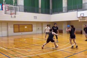 日本小姐姐组队打球秋风飘逸，大心脏球员